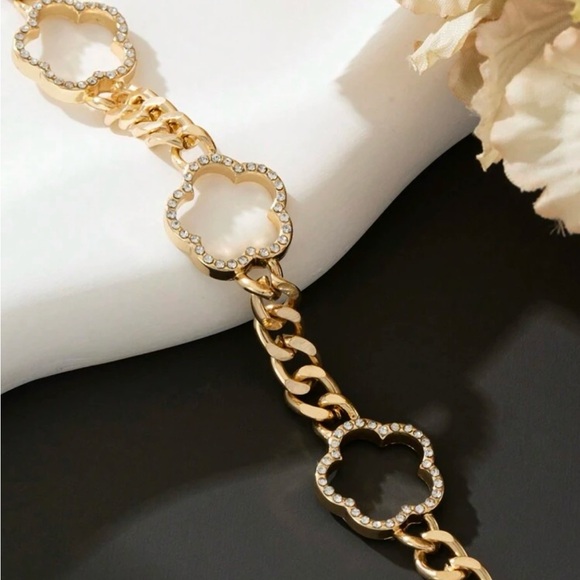 Rhinestone Clover Gold tone chain bracelet - Picture 2 of 4